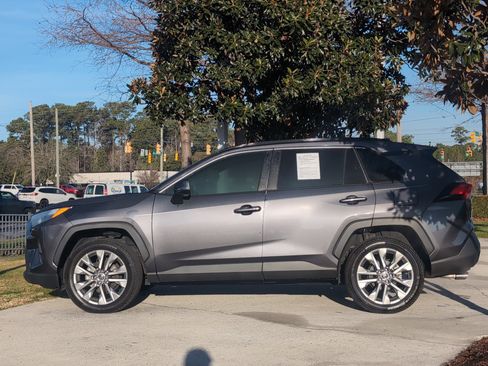 Used 2022 Toyota RAV4 XLE Premium image 7