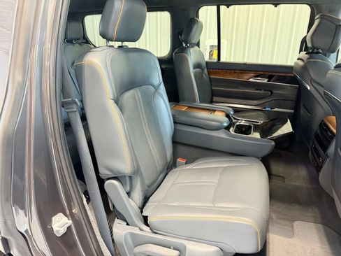 Used 2022 Jeep Grand Wagoneer Series II w/ Convenience Group III AWD/4WD image 29