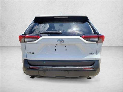 Used 2022 Toyota RAV4 XLE w/ Convenience Package FWD image 6