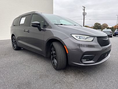Used 2023 Chrysler Pacifica Touring-L w/ S Appearance Package