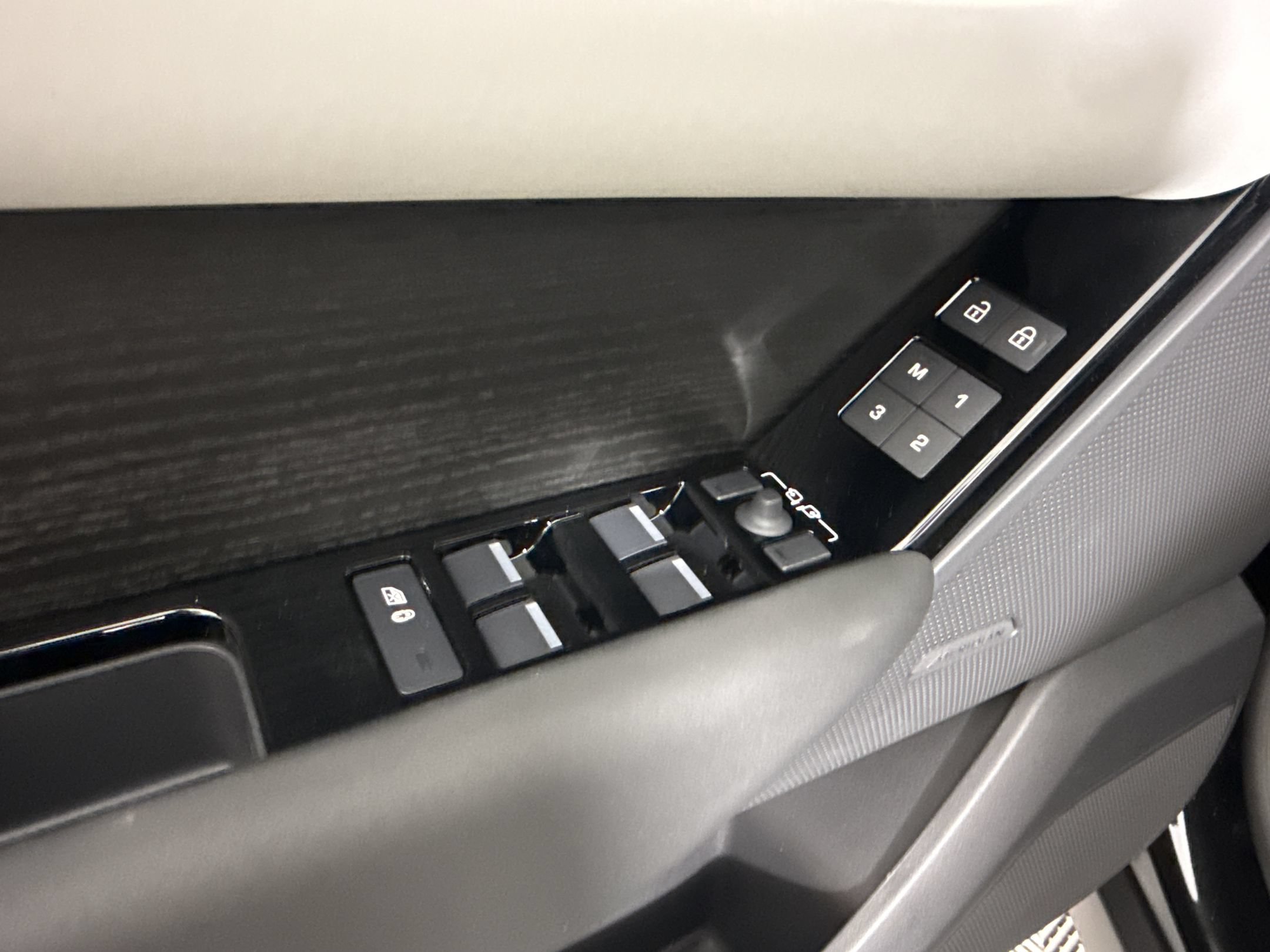 New 2026 Land Rover Range Rover Velar S AWD/4WD image 12