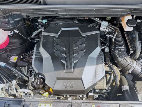 Used 2025 Kia Carnival FWD image 31