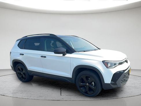 Used 2025 Volkswagen Taos SE AWD/4WD image 4