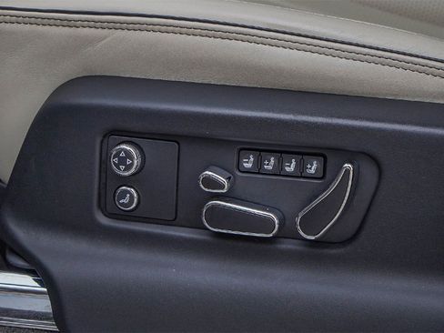 Certified 2024 Bentley Bentayga Extended Wheelbase image 38