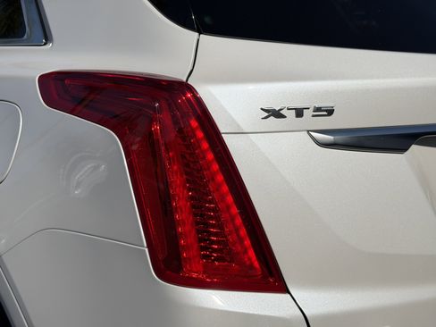 Used 2018 Cadillac XT5 Platinum w/ Driver Assist Package image 9