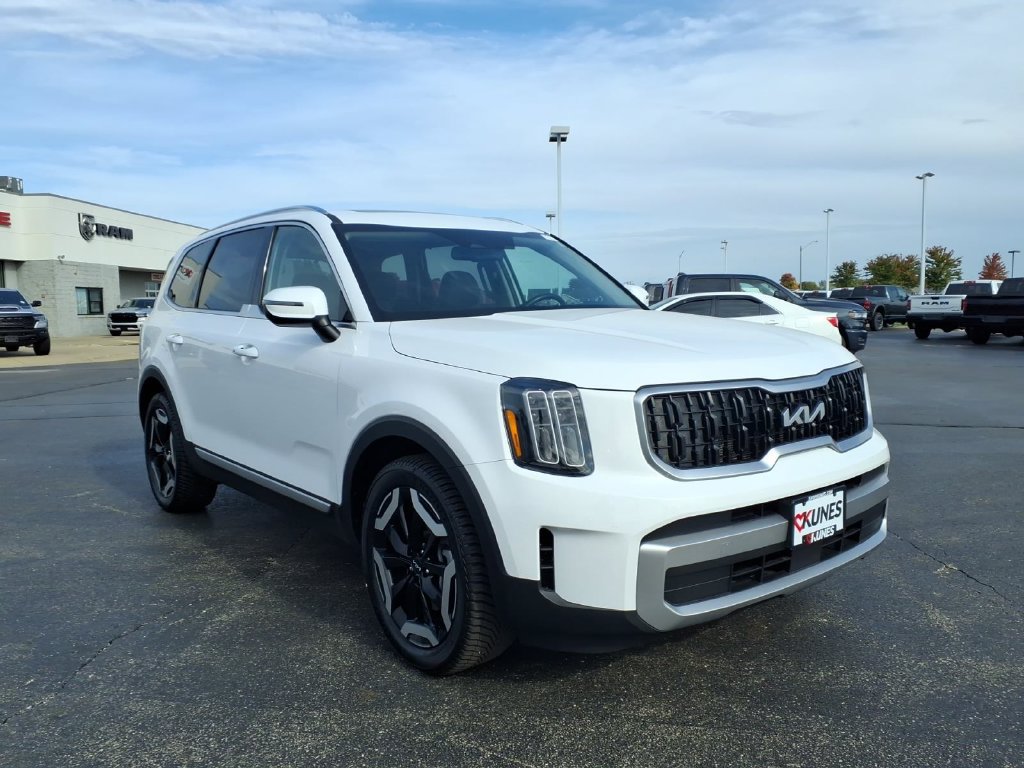 Used 2023 Kia Telluride EX w/ EX Captain's Chair Package AWD/4WD image 1