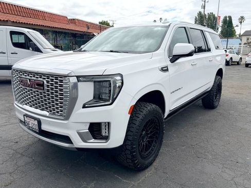 Used 2021 GMC Yukon XL Denali w/ Denali Premium Package AWD/4WD image 3