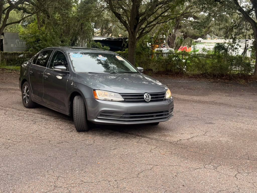 Used 2017 Volkswagen Jetta SE FWD image 2