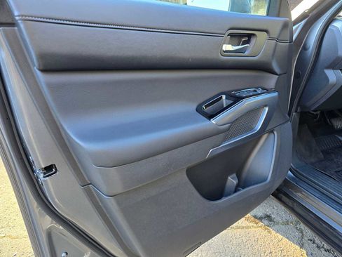 Used 2024 Nissan Pathfinder SL w/ Black Appearance Package image 19