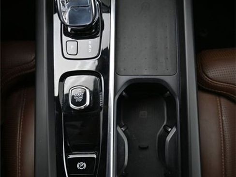 Used 2022 Volvo XC60 B5 Inscription image 11