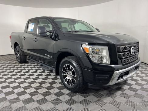 Used 2022 Nissan Titan SV w/ SV Convenience Package AWD/4WD image 3