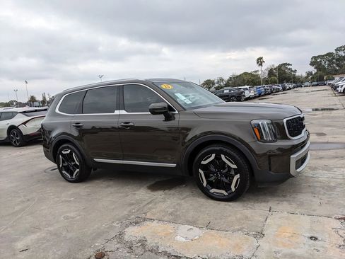 Certified 2023 Kia Telluride EX image 3