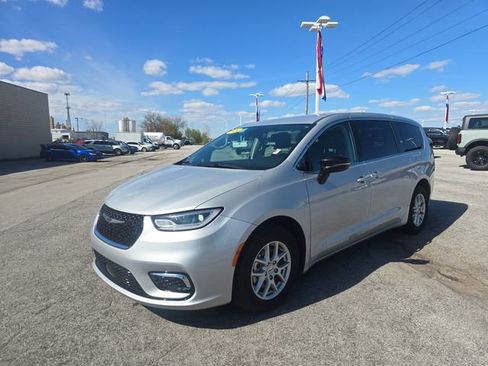 Used 2024 Chrysler Pacifica Touring-L FWD image 9