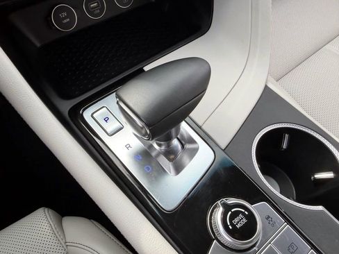 Certified 2025 Genesis G70 2.5T image 19