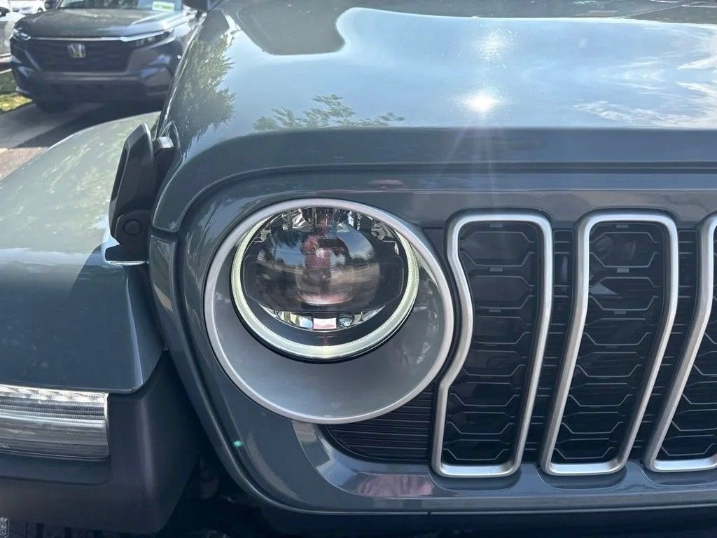 Used 2026 Jeep Wrangler Unlimited Sahara AWD/4WD image 3
