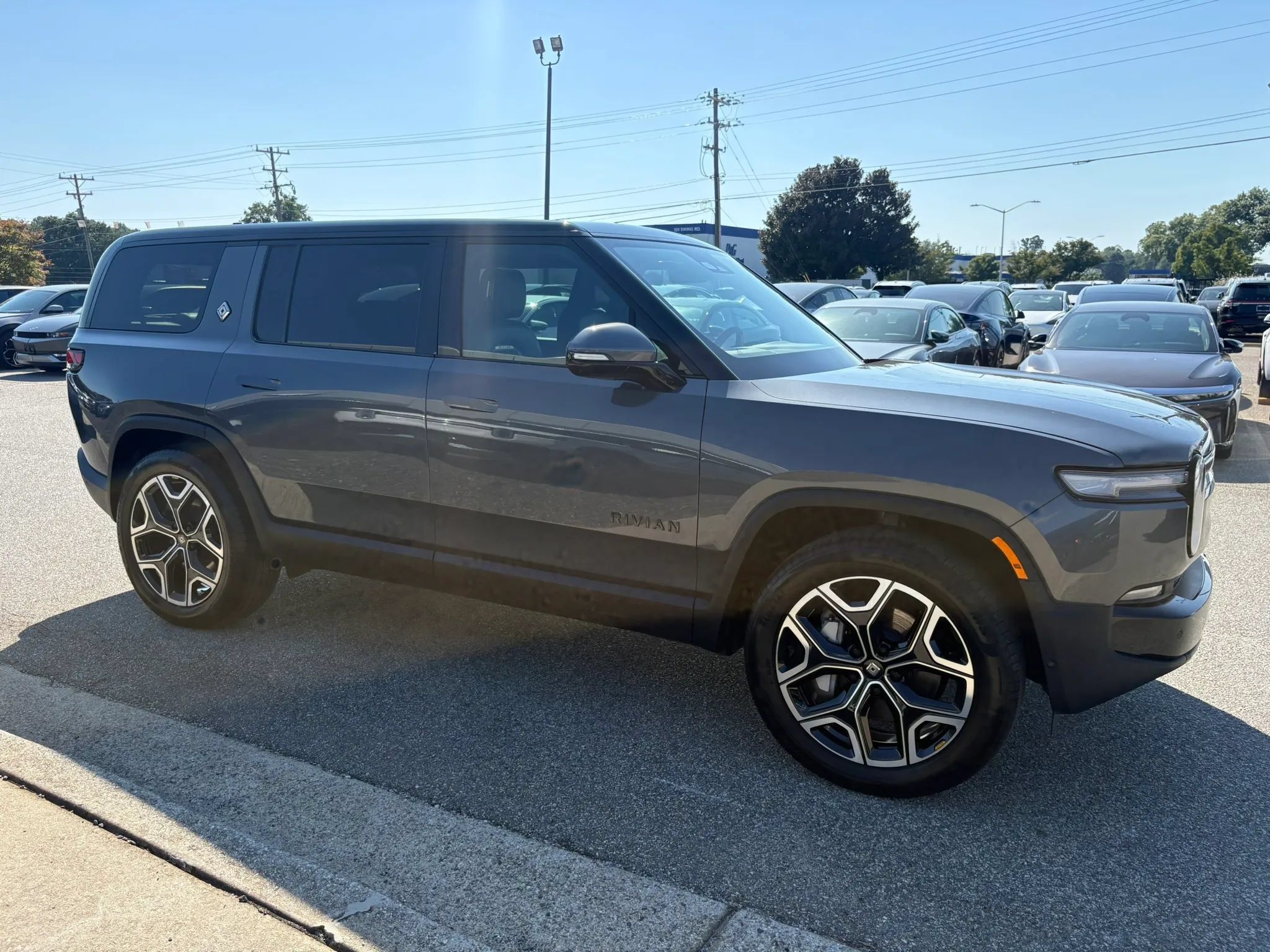 Used 2025 Rivian R1S Adventure Dual AWD/4WD image 27