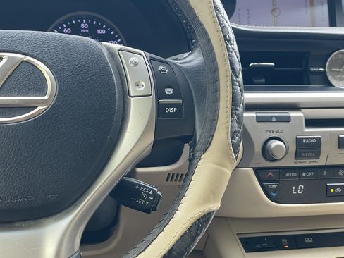 Used 2015 Lexus ES 300h w/ Navigation System Package FWD image 26