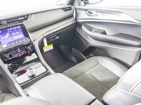 New 2025 Jeep Grand Cherokee Altitude image 37