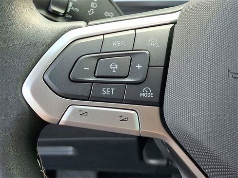 New 2025 Volkswagen Tiguan SE image 17