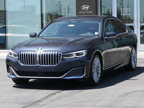 Used 2020 BMW 740i w/ Premium Package RWD image 7