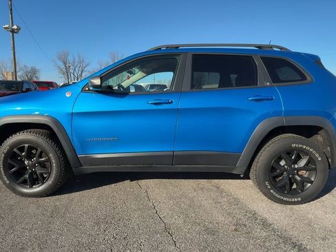 Used 2017 Jeep Cherokee Trailhawk image 5
