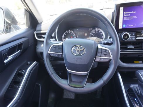 Used 2024 Toyota Highlander XLE AWD/4WD image 16