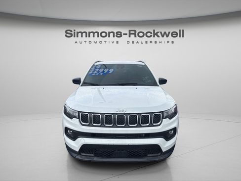 Used 2024 Jeep Compass Latitude image 3