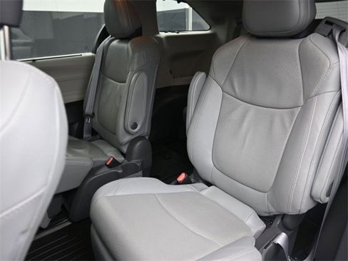Used 2021 Toyota Sienna Limited image 12