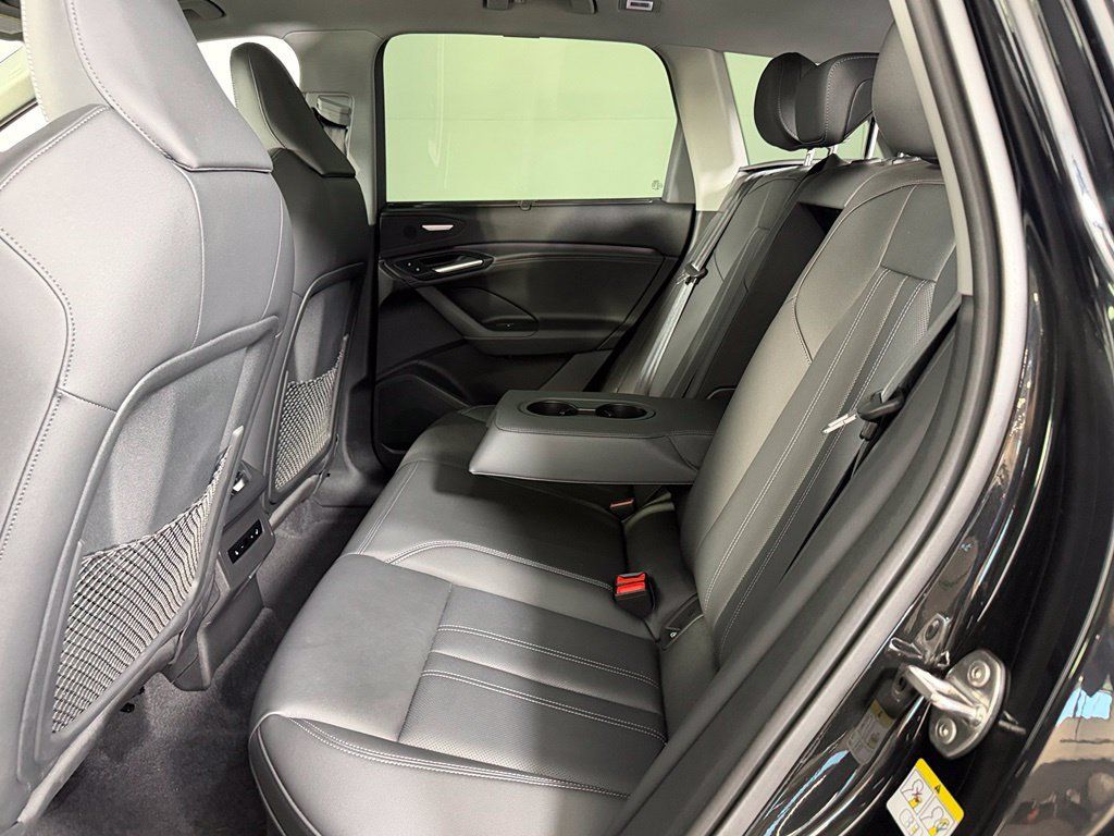 Used 2025 Audi Q6 e-tron Premium Plus w/ Premium Plus AWD/4WD image 28