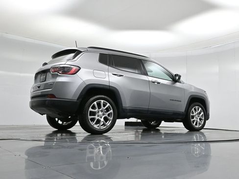 Used 2023 Jeep Compass Latitude image 46