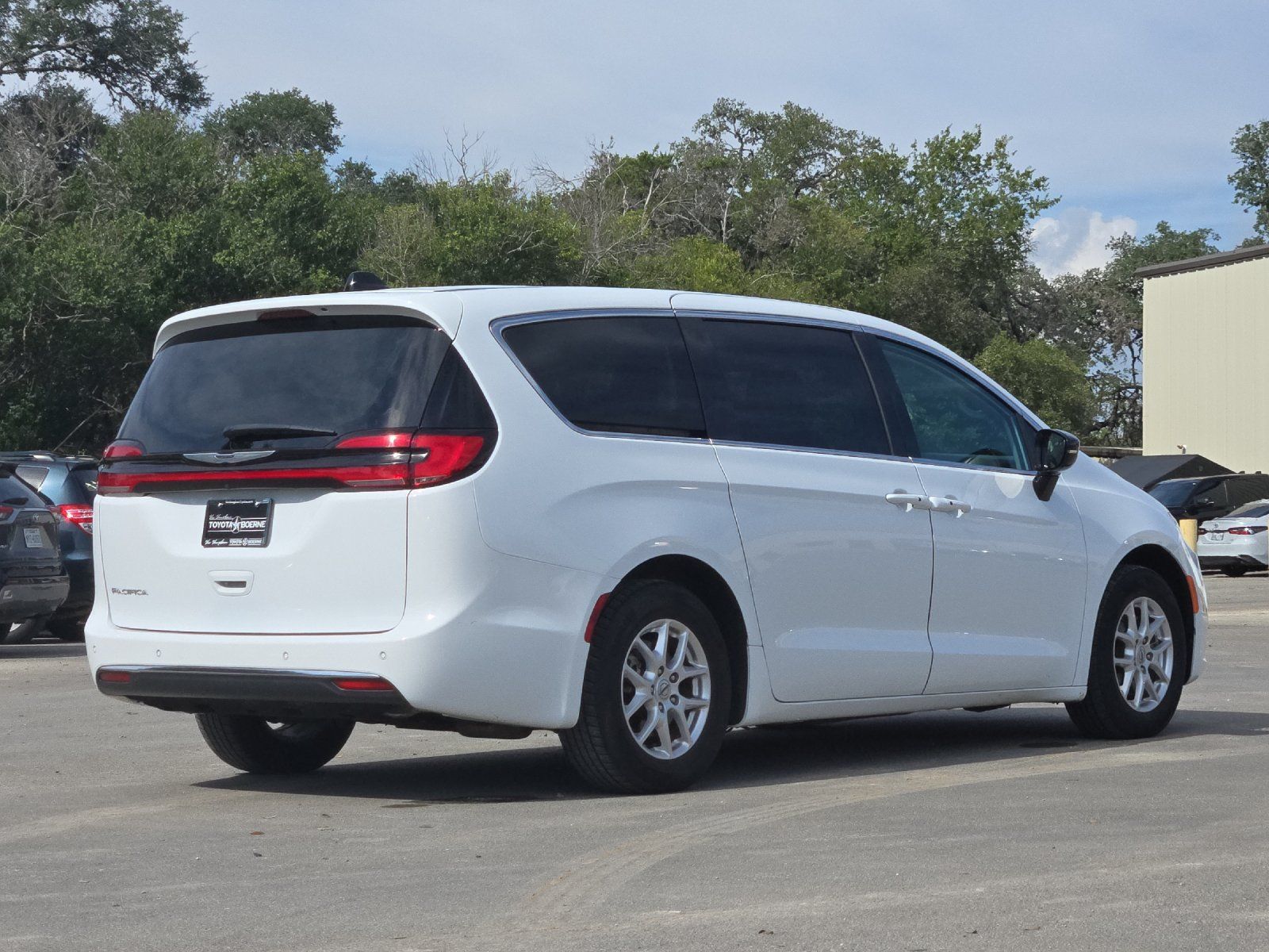 Used 2024 Chrysler Pacifica Touring-L FWD image 5