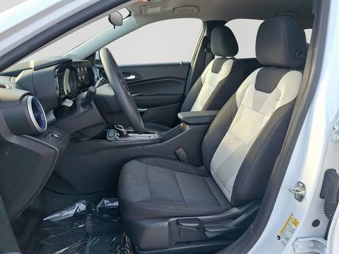 Used 2025 Chevrolet Trax LS w/ LS Convenience Package image 13