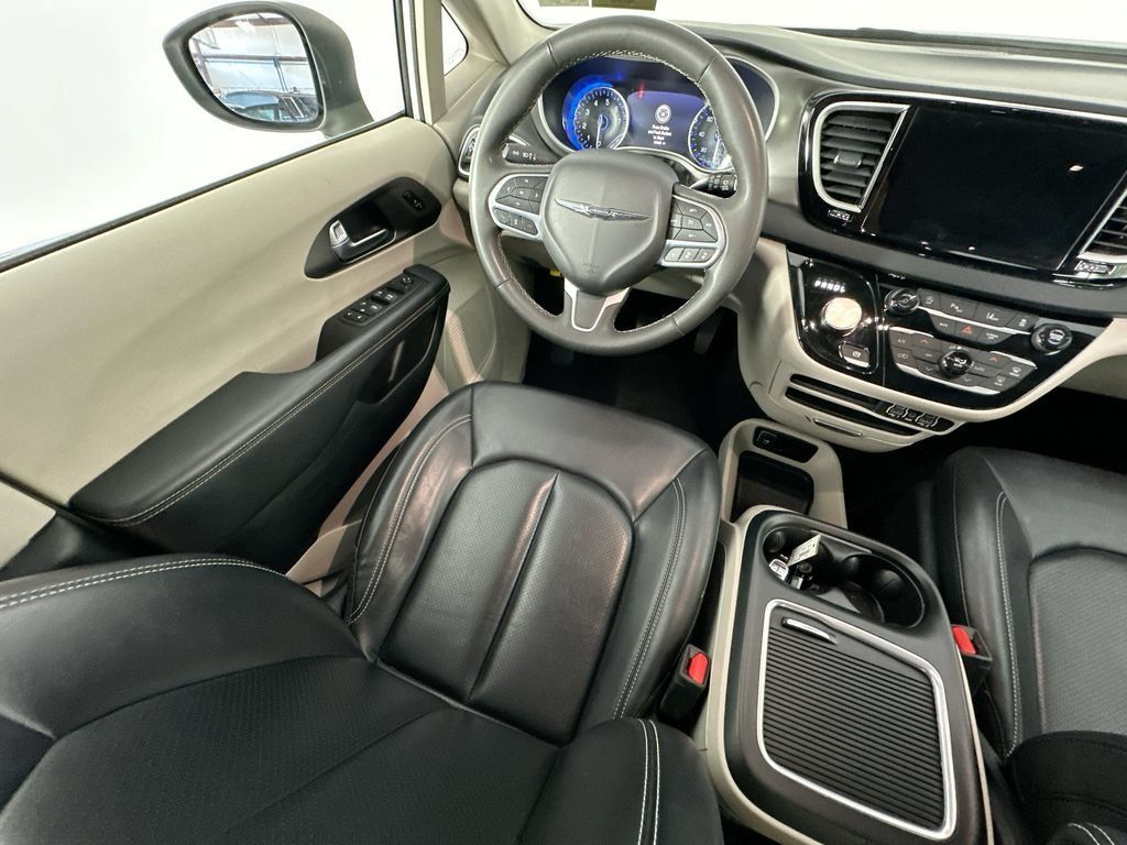 Used 2023 Chrysler Pacifica Touring-L FWD image 9