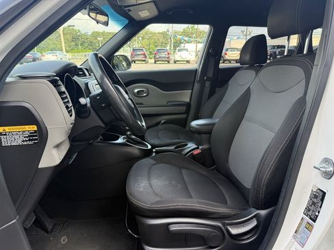 Used 2017 Kia Soul + FWD image 9