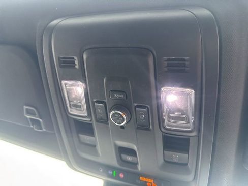 Used 2025 GMC Yukon XL AT4 image 42