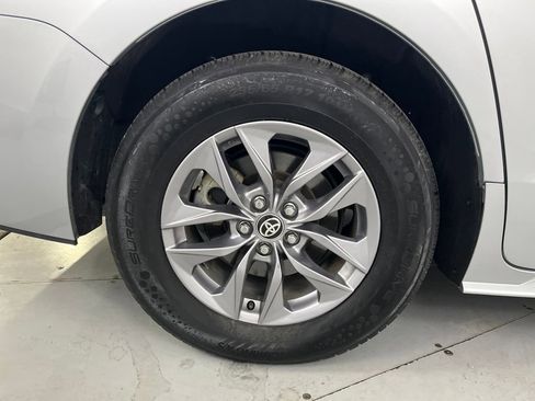 Used 2024 Toyota Sienna XLE image 17