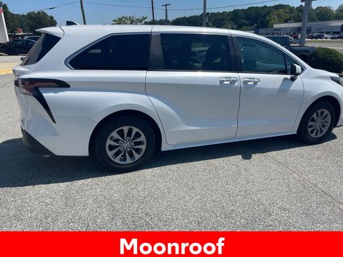 Used 2025 Toyota Sienna XLE FWD image 14