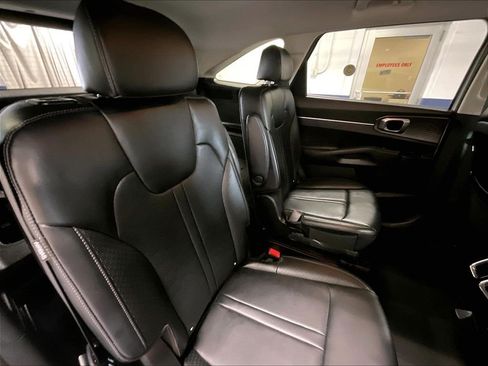 Used 2025 Kia Sorento EX AWD/4WD image 16
