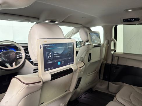 Used 2017 Chrysler Pacifica Limited w/ UConnect Theater Package FWD image 22