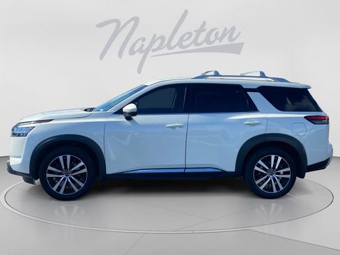 Used 2023 Nissan Pathfinder Platinum FWD image 2