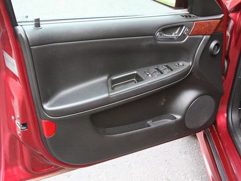 Used 2009 Chevrolet Impala LT FWD image 16