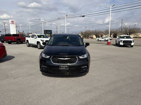 Used 2024 Chrysler Pacifica Touring-L image 11