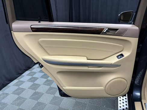 Used 2010 Mercedes-Benz GL 550 4MATIC image 25