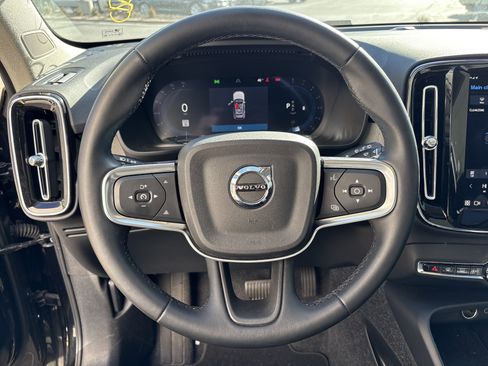 Used 2025 Volvo XC40 B5 Core image 18