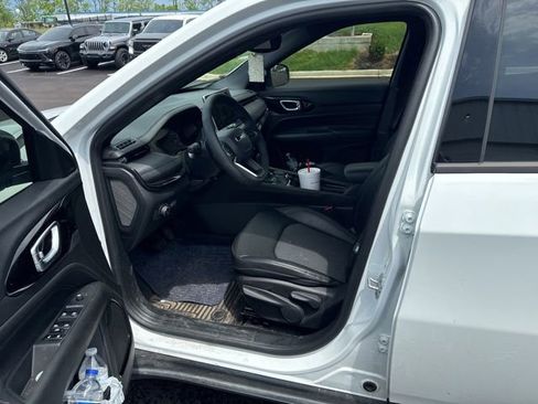 Used 2026 Jeep Compass Latitude AWD/4WD image 5