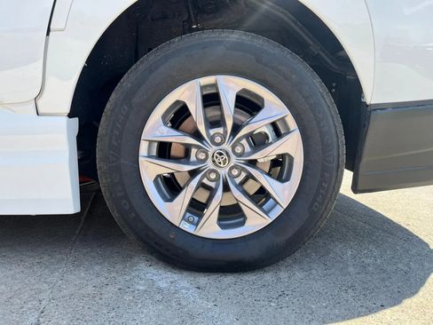 Used 2024 Toyota Sienna LE image 41