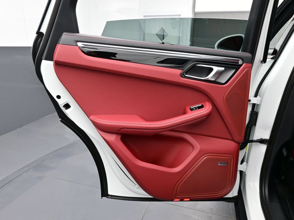 Certified 2026 Porsche Macan AWD/4WD image 13