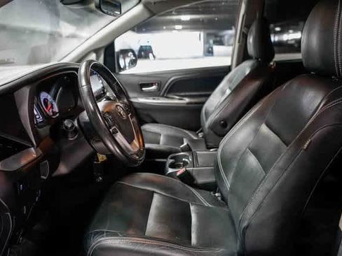 Used 2020 Toyota Sienna SE image 16