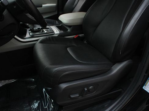 Used 2024 Kia Carnival LX FWD image 17