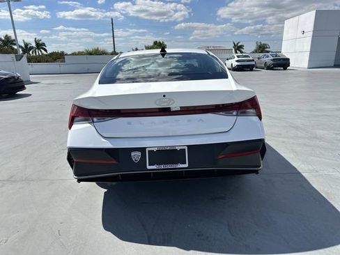 Used 2025 Hyundai Elantra SEL image 17